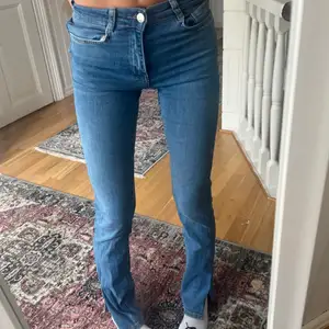 Säljer dessa snygga jeans från Gina tricot då dom är aningen försmå☺️, tveka inte med att höra av dig❤️