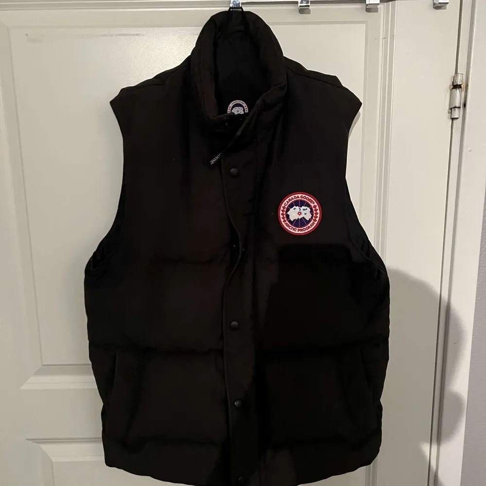 Canada goose väst Cond: 8/10 Äkta såklart. Kan fraktas eller mötas upp. . Jackor.