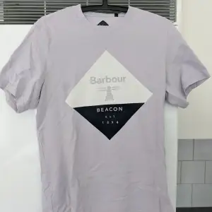 Säljer en helt ny t-shirt från märket Barbour med tags kvar. Inköpt i London men aldrig kommit till användning.