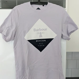 Barbour t-shirt, ny med tags - Säljer en helt ny t-shirt från märket Barbour med tags kvar. Inköpt i London men aldrig kommit till användning.