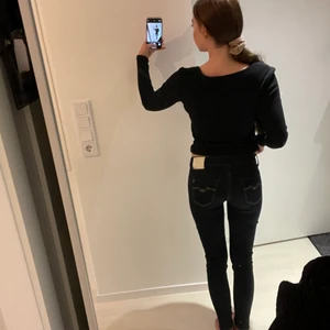 Mörkblå Replay jeans  - Mörkblå jeans från Replay. Låg midja. Jag är 170 lång. Storlek 26/30