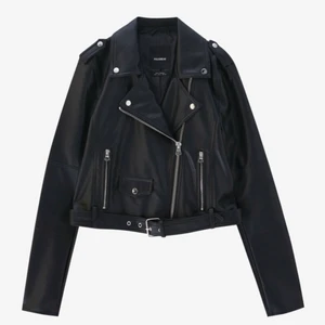 Skinnjacka - Svart skinnjacka som jag haft i mindre än ett år💗 Jackan är i storlek L, men är liten i storlek och passar mig som vanligtvis har S🥰 Skriv för fler bilder!💕