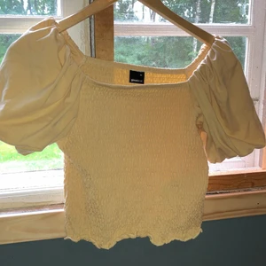 Ginatricot överdel med ballongärm strl M - En överdel från ginatricot, jätte fin och i bra skick. Färgen stämmer bra med bilderna! Har inte använt den alls mycket. 