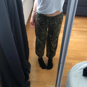 Strl 140 - Säljer dessa byxor.leopard linnebyxor, Låg midjade.