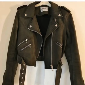 Grön mocka jacka från Chelsea  - Säljer denna jätte fina jackan då den inte kommer till användning längre köpt på Chelsea  perfekt nu till hösten köparen står för frakten!💗