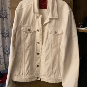 Vit Jeansjacka - Helt ny jeansjacka, endast testad. Fint att ha vid festliga miljöer!