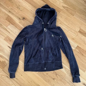 Kofta - Juicy couture - liknande kofta i sammet med en liten detalj i glitter🖤