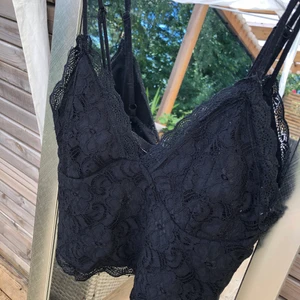 Linne - Supersnyggt spetslinne från Bikbok. Passar till fest men också snyggt till jeans✨Strl S men kan passa som M🖤