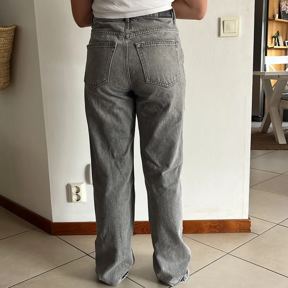 Jättefina gråa jeans! Använda 1 gång pågrund av att dom är förstora, skulle säga att dom är lite stor i storleken! Orginalpris 599kr. Jeans & Byxor.