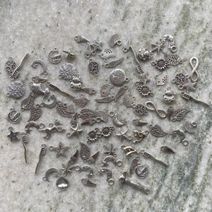 Hängen till smycken - Massa små hängen till diy halsband, örhängen och armband. Säljes som ett paket. Möts i Stockholm eller skickar mot fraktkostnad 💕