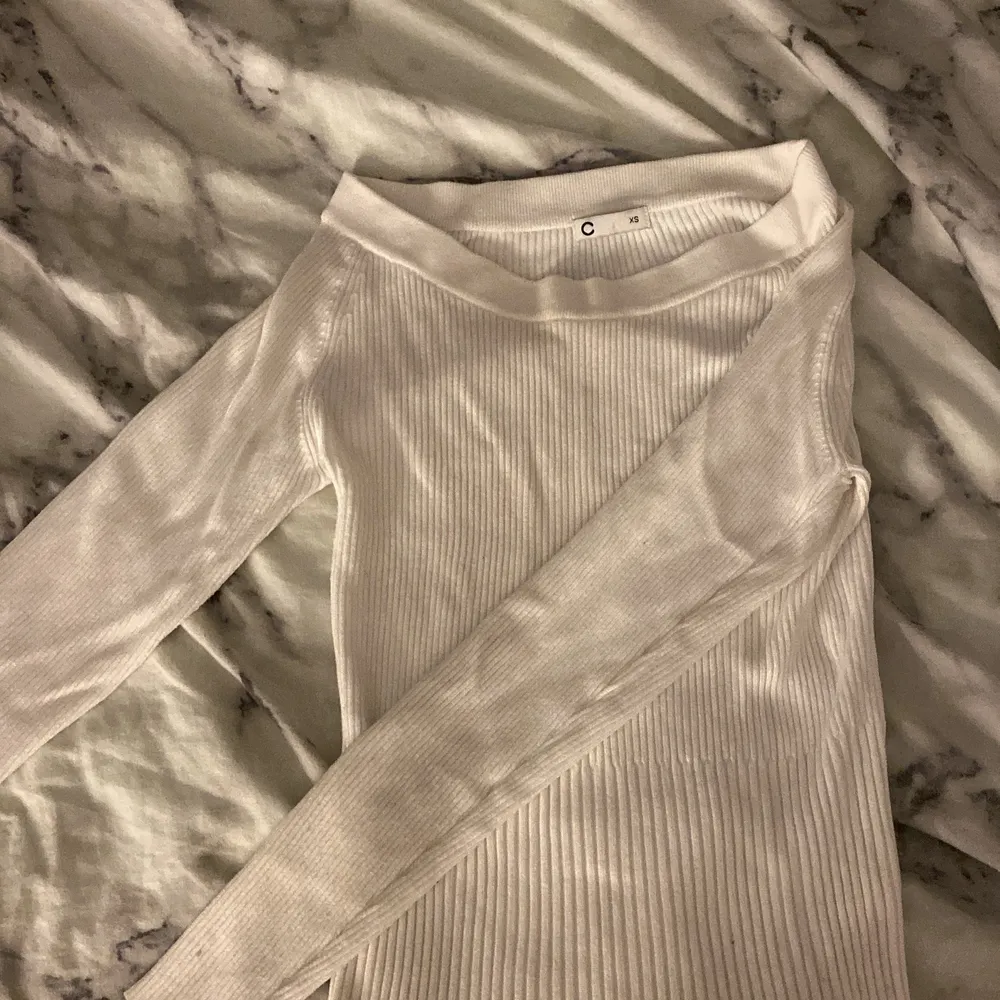 En jättefin vit tajt tröja från Cubus. Nyskick knappast kommit till användning. Tröjan är i storlek Xs. Stickat.