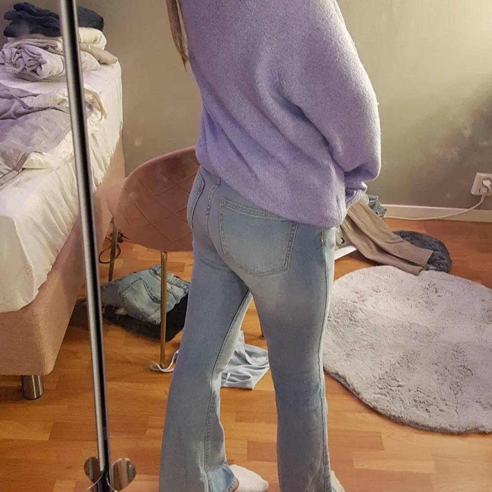 Funderar på att sälja dessa fina low waist jeans, tycker dom sitter perfekt men vill se hur mycket jag kan få för dem, så buda gärna så högt som du skulle kunna betala för dessa!!❤❤❤. Jeans & Byxor.