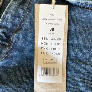 Oanvända jeans från Gina i stl 38