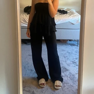 Svarta kostymbyxor  - Säljer svarta kostymbyxor från bikbok som har dragkedja vid höften 💟 säljer då dem är för stora och för långa för mig! Bra skick annars
