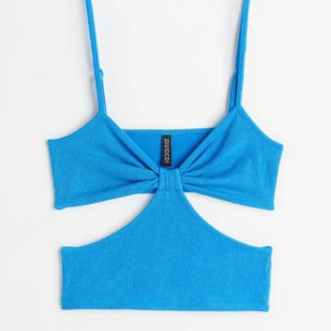 blå topp  - från H&M, i Strl xs och i nyskick 💛🧡 spårbar frakt 51kr! Säljer en likadan i beige också!