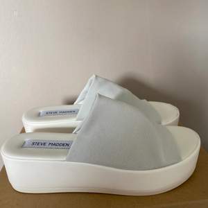Här säljer jag dessa snygga Steve Madden plattform sandaler i storlek 7!  Aldrig använda och lådan tillkommer!