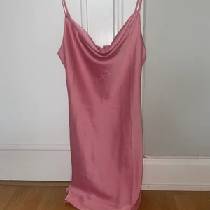 Rosa silkesklänning - Aldrig använd 