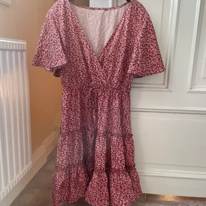 Somrig klänning  - Säljer en somrig klänning som jag köpte här på Plick , säljer pga passar ej på mig. I väldigt fint skick