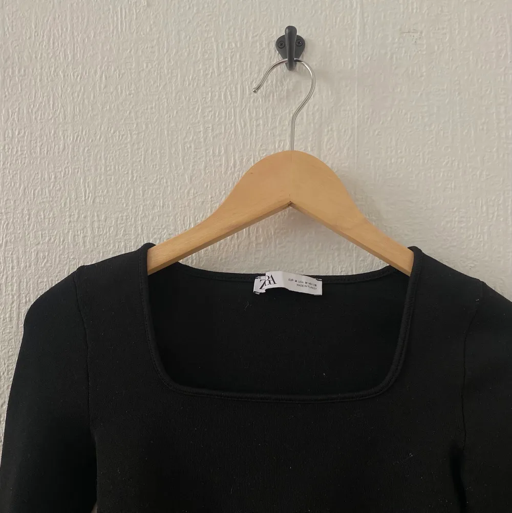 Svart crop top från Zara - ett perfekt basplagg att ha i garderoben! Storleken är M, men jag brukar vanligtvis ha strl S. . Toppar.