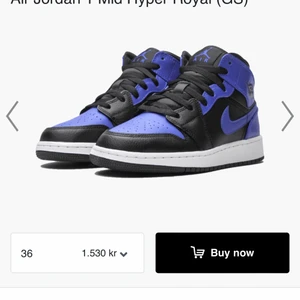 Air Jordan 1 blå - Så snygga lyfter upp alla outfits!! Dem är använda i en månad typ så väldigt bra skick!  