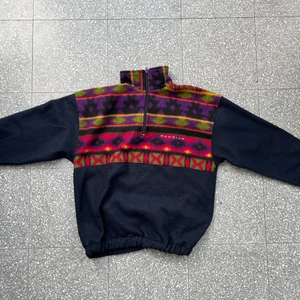Red Blue Hoodie - En supermysig vintagehoodie som påminner lite om 80-talet. Märket är Red Blue och stl är size 4 (amerikanskt), men plagget har ett resorband och är väldigt rymlig i storleken så passar nog XS-M💗perfekt nu inför det kallare halvåret som snart börjar! 