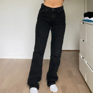 Svarta jeans  - Svarta jeans från Nelly, innerbenslängden är ca 80cm och midjan rakt över ca 37cm, köparen står för frakten på 79kr , midwaist