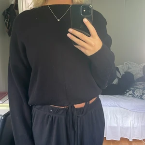 Stickad - Superfint svart stickad tröja med snörning nertill💖 storlek xs men passar även s och m