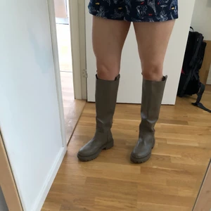 High boots Zara - High boots from Zara, size 39. They were too big for me, that’s why I’ve never used them. So they’re completely new. Perfect for autumn or winter since they’re waterproof and you won’t slip with them