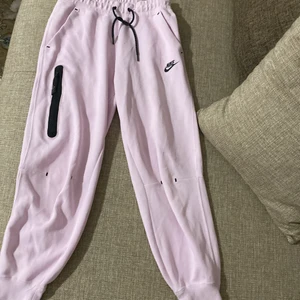 Nike tech rosa byxor  - Den här byxan är jättebekväm att ha och den sitter lite mindre än storleken vilket gör så att den sitter jättefint 