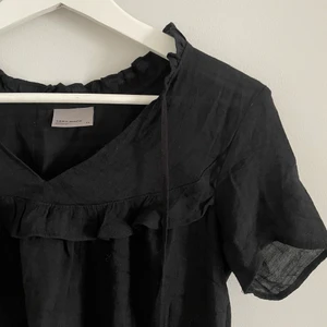 Söt blus  - Super söt blus som tyvärr inte kommer till användning, därför har jag bestämt mig för att sälja den i hopp om att någon annan får mer användning för den 💛  Kan frakta (köparen står för fraktkostnaden) 📦 eller mötas upp i Örebro. 