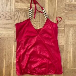 halterneck top - rött /guld-glittrigt halterneck linne strl S/M perfekt skick 