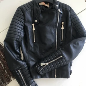 Jacka skinn liknande material  - Svart kortare jacka stl 36