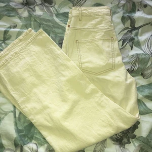 Gräddvita dad jeans avslappnat model och högmidjade  - Säljer för att de är för smås för mig, har använt 1 år, inga håll osv ändå i bra skick. Köparen står för frakt 