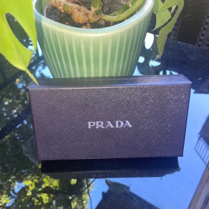 Prada  - En liten svart prada låda, perfekt för smyckes förvaring osv! ✨