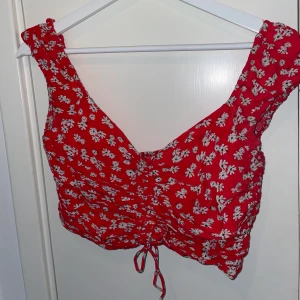 Blommig topp - Blommig topp från Zara i L