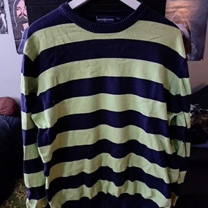 Randig stickad tröja - En jättemysig stickad tröja. Grön och marinblå/nästan svart. Sl L. Använder den inte längre för jag har växt ur den :) 