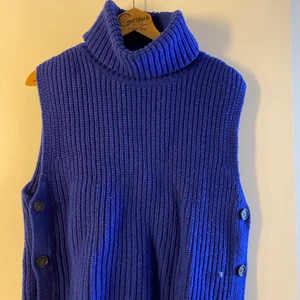 Blå stickad väst - Stickad väst med krage från Arket. Använd 1 gång. Strl M/L