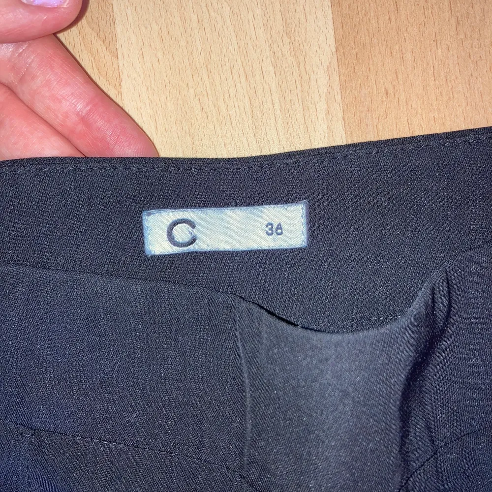Jättefina kostymbyxor från Cubus med tydligt presstreck. Köpt för 299kr. Jeans & Byxor.