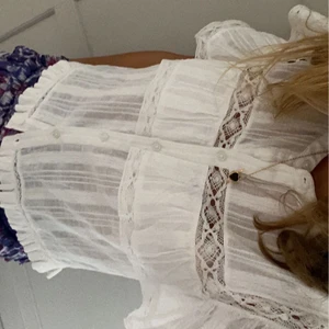 Vit blus  - Säljer denna superfina vita blusen från zara som aldrig är använd. Ser ut som ny. Säljer pga att den har blivit för liten! Nypris 499 säljer för 200! Kan mötas upp💞  Pris kan diskuteras! 