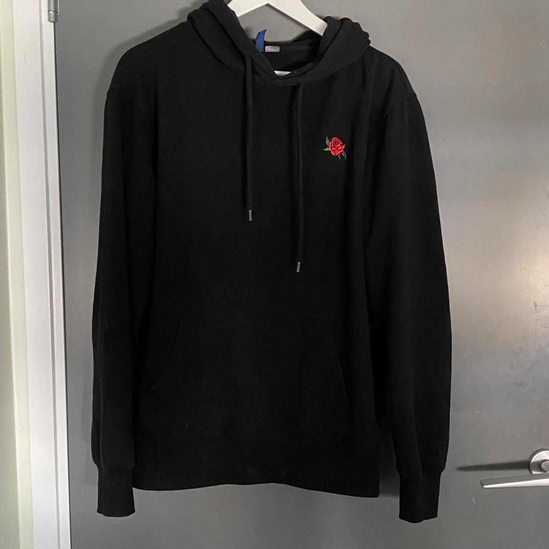 Svart tröja med ros