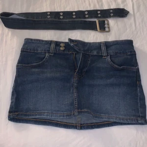 Kjol med skärp - Kjol ifrån HM och det medföljer också ett skärp till. Helt ny och säljer pågrund av att den inte passar mig.  Ny pris 249kr