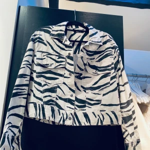 Jeansjacka  - Zebramönstrad jeansjacka frå GinaTricot. 