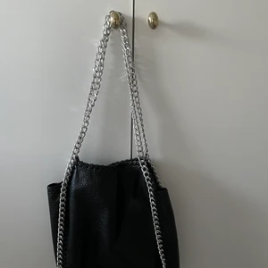 Tiamo väska - En stella mccartney likande väska som är från märket tiamo. Väskan är köpt på Plick men är knappt använd, känner att den inte kommer till användning. Skriv vid frågor och för fler bilder.