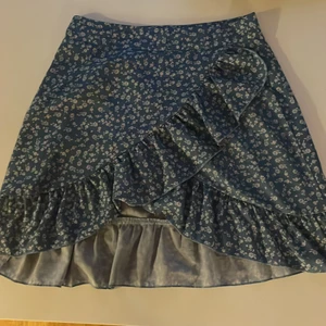 Shein kjol  - Blå mönstrad kjol från shein, köptes ny för ungefär ett år sedan och är i ett fint skick då den inte använts mycket . Mått 48 x 47 cm. Vid eventuella funderingar eller för fler bilder hör gärna av dig till mig ❤️☺️