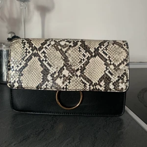 Väska - Axelremsväska som är använd fåtal gånger så i väldigt bra skick! Köparen står för frakten 49kr!