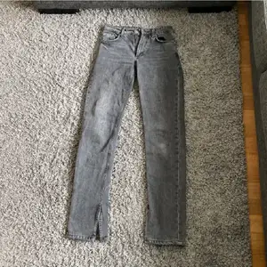Ett par zara jeans med slits tror dom inte finns att köpa längre köpt för 400