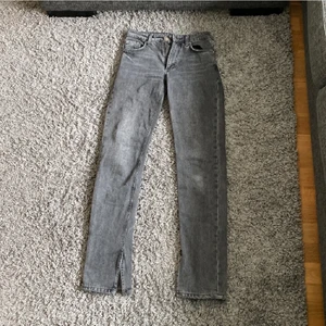Zara jeans med slits - Ett par zara jeans med slits tror dom inte finns att köpa längre köpt för 400