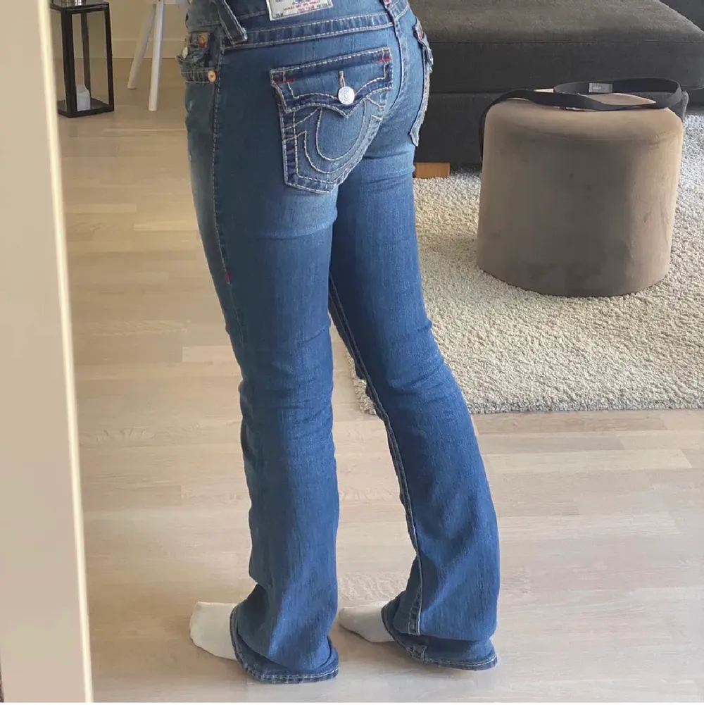 Säljer mina perfekta true religion jeans! Jättebra skick, i princip oanvända. Stretchiga och skönt material. Ordinarie pris på nya ligger på 2500-3000 Tryck inte på köp! Midjemått 77 innerbenslängden 80💕. Jeans & Byxor.