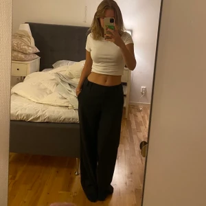 Kostymbyxor - Säljer dessa kostymbyxor. Använda 3 ggr. Säljer pga de är för långa för mig (är 168cm lång). Hör av dig om fler bilder önskas!😊
