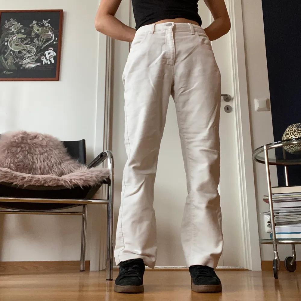 gräddvita byxor från Armani som jag thriftat. jättemjukt material, känns lite som sammet nästan! 💫W28, men längden passar mig som är 160 cm, innerbensmått: 69 cm.. Jeans & Byxor.